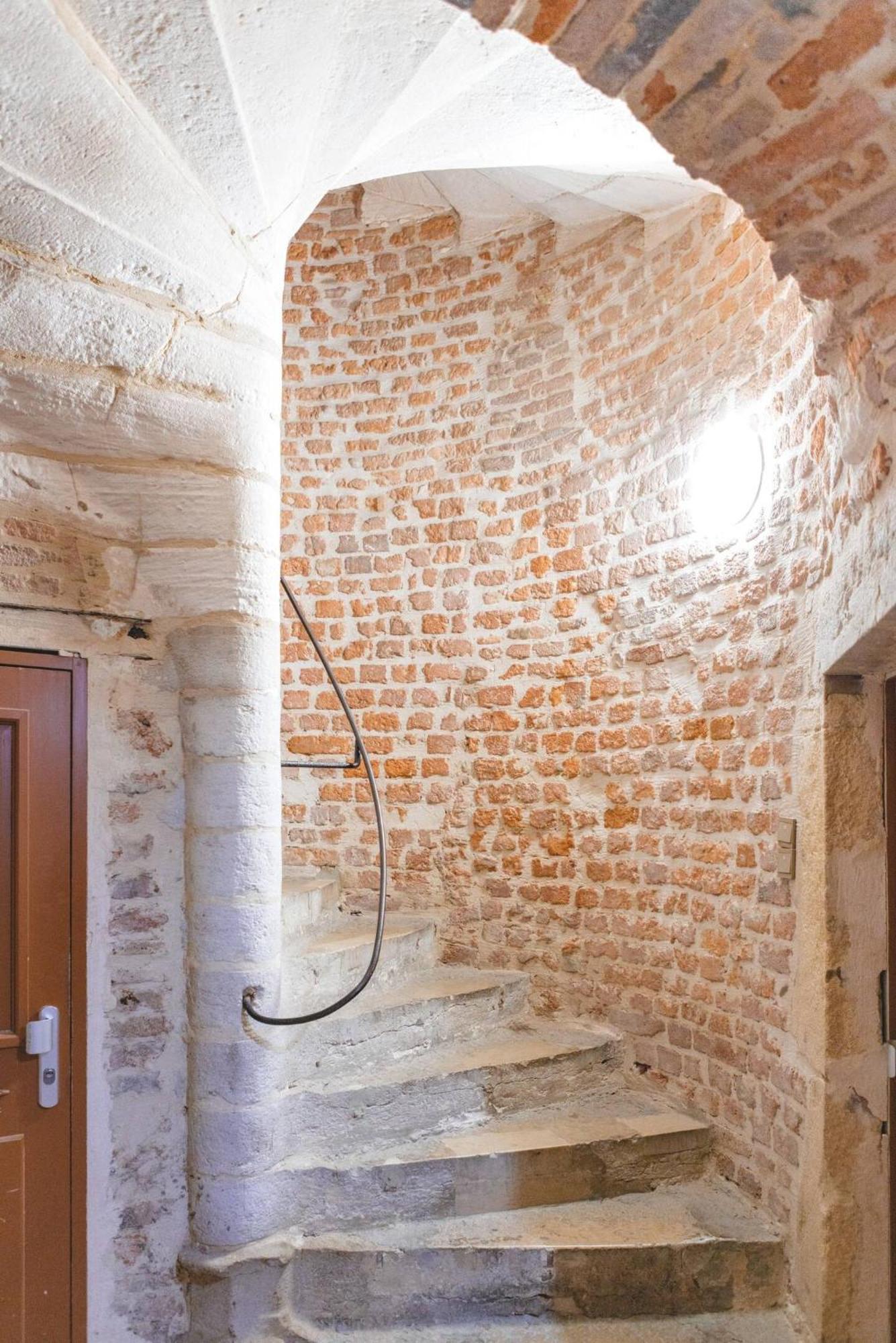 Plongez Dans L'Histoire Du Centre-Ville - Le Refuge Medieval - 3 Etoiles Bourg-en-Bresse Extérieur photo